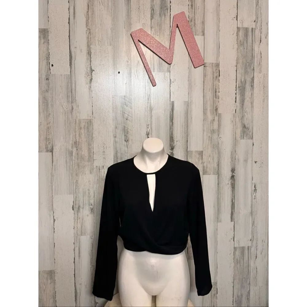 H&M Divided Black Long Sleeve Crop Top Keyhole Twist Front Size 8